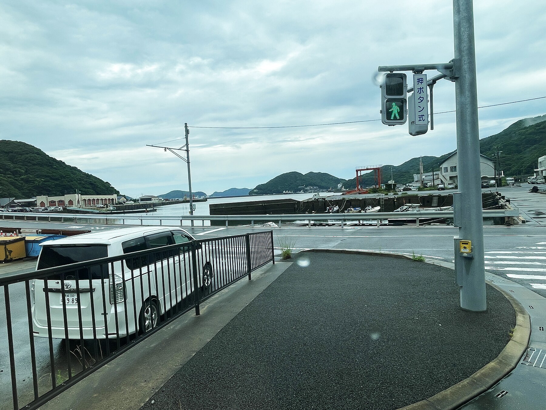 上五島の港と山並みを車窓から見る景色