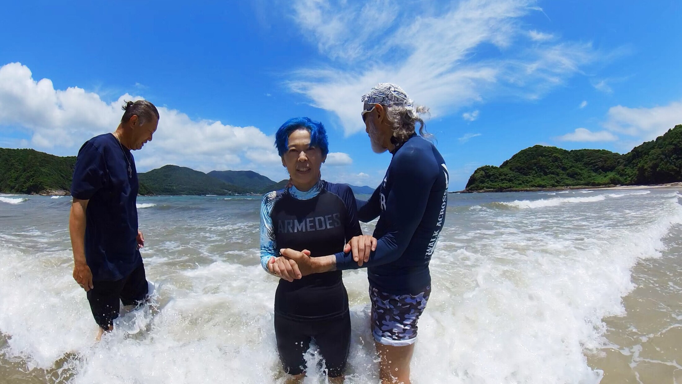 蛤浜の海でJunさんが信仰を告白し洗礼を受ける場面